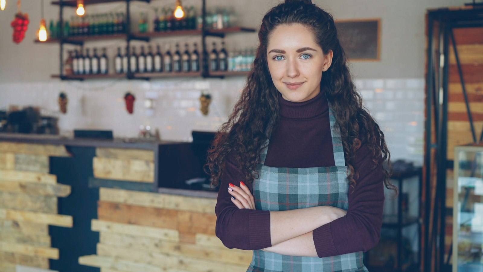 Lächelnde Frau in ihrem eigenen Café