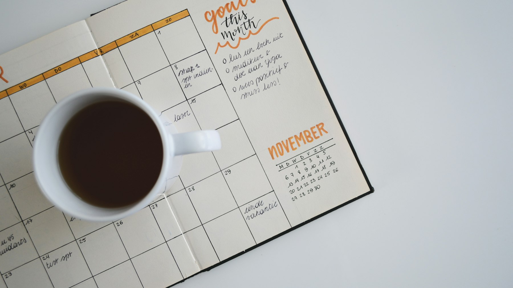 Kaffeetasse auf einem Wochenplaner